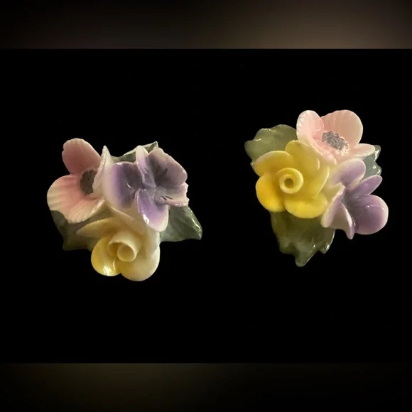 LAST CHANCE 🔥 Vintage Floral Bone China Clip on Earrings - Picture 1 of 6